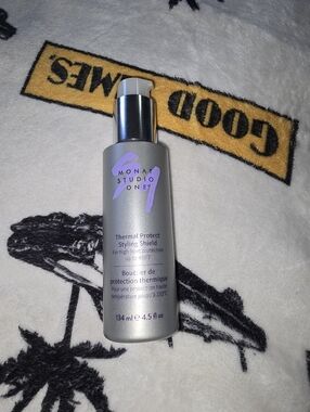 Monat Studio One Thermal Protect Styling Shield — Silver